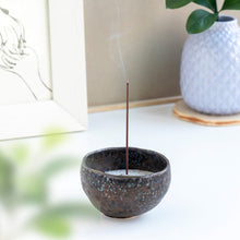 Charger l&#39;image dans la galerie, [ Free Shipping continental US, UK, and Canada ] Discover Japanese elegance with our compact Incense Bowl &amp; Grey Ash set from Japan. Perfect for kodo ceremonies and everyday use, it offers a serene, self-extinguishing incense experience.
