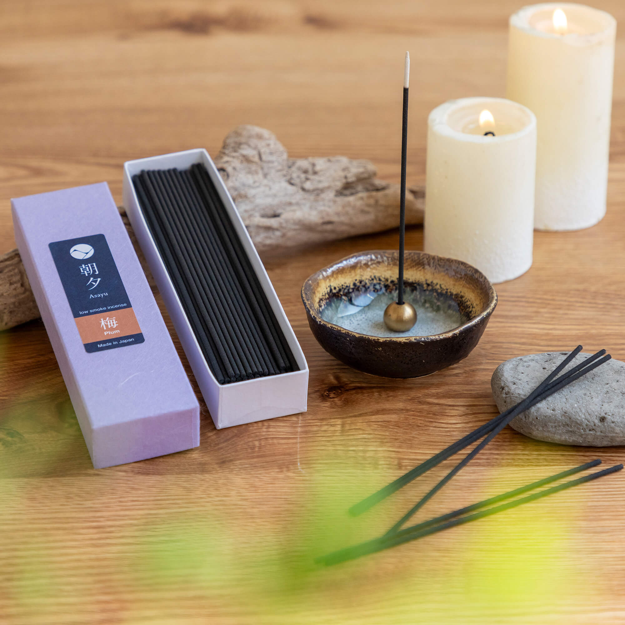 Bâtons d’Encens à la Fleur de Prunier Fumée Réduite Boîte de 20 g