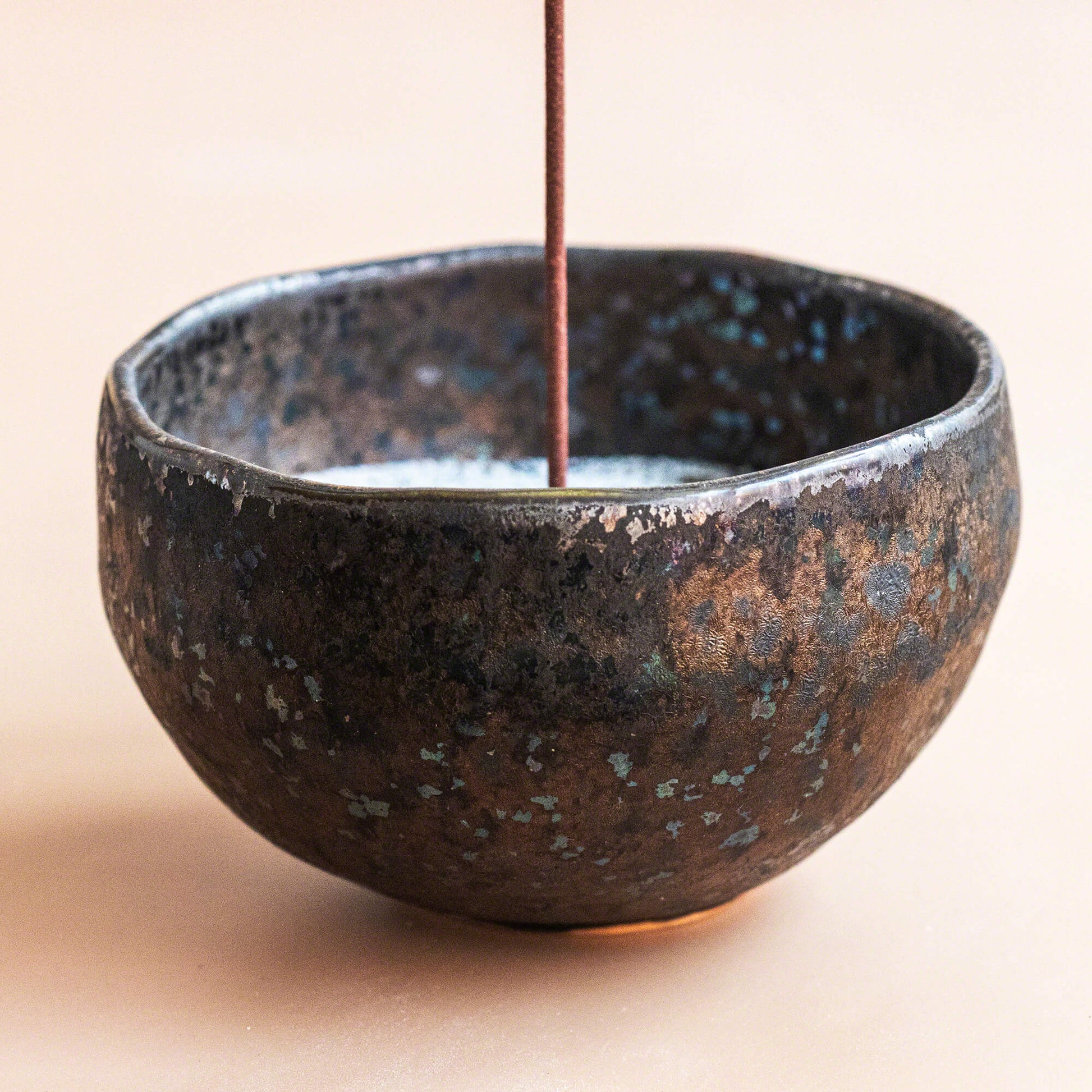 [ Free Shipping continental US, UK, and Canada ] Discover Japanese elegance with our compact Incense Bowl & Grey Ash set from Japan. Perfect for kodo ceremonies and everyday use, it offers a serene, self-extinguishing incense experience.
