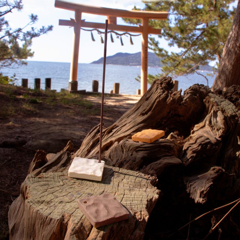 Kazenami Mini Incense Holder sets on a tree trunk