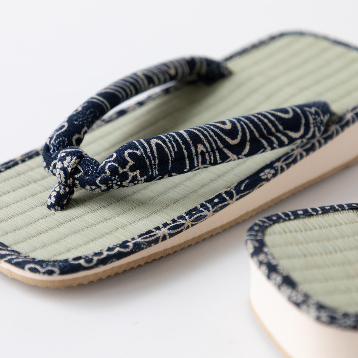 Ryusuimon sandals