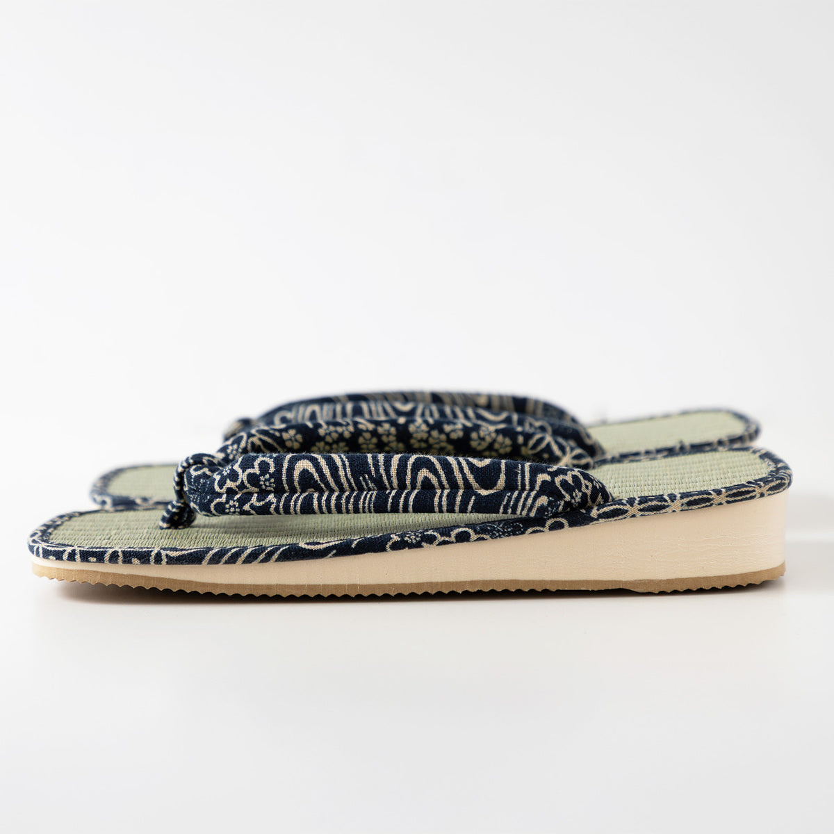 Horizontal view of the Ryusuimon sandals