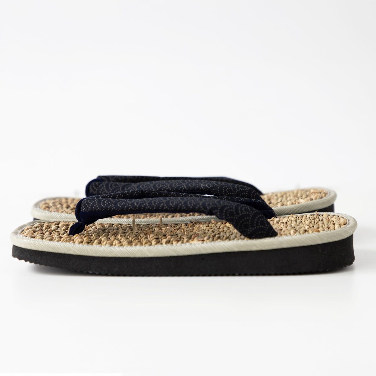 Horizontal view of the sameseigaiha sandals