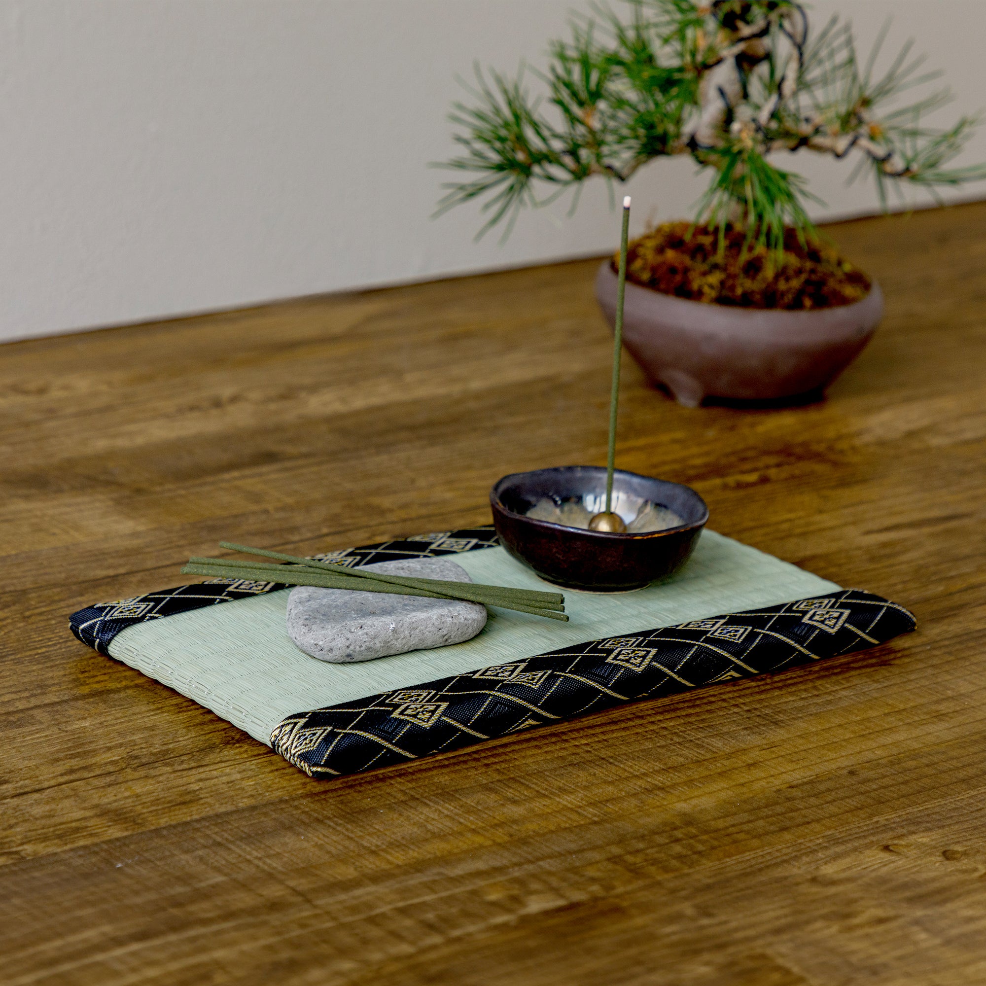 mini tatami used to support incense and incense holder
