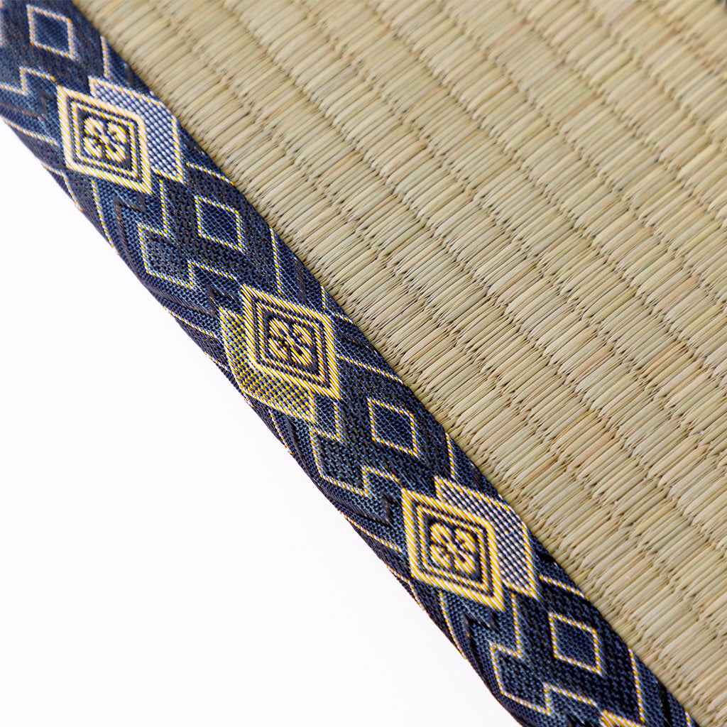 close view on the tatami blue boders