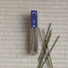 Lade das Bild in den Galerie-Viewer, [ Free Shipping all over the US ]  100% Made in Japan Low Smoke Incense Gift Set [ Japan Set (Sakura &amp; Green Tea)  + White Lotus Incense Holder ] || Low Smoke Japanese Incense Sticks || Incense holder and burner stand || Incense for Yoga and Meditation
