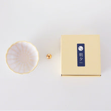 Cargar imagen en el visor de la galería, Asayu Japan White and Yellow Mini Lotus Flower Incense Plate next to the included brass incense stand and the packaging box.
