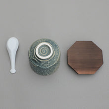 Lade das Bild in den Galerie-Viewer, Ceramic Teal Rice Bowl with Wooden Lid &amp; White Spoon Set

