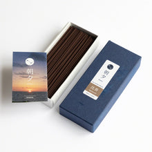 Charger l&#39;image dans la galerie, [ Free Shipping all over the US ]  100% Made in Japan Low Smoke Incense Gift Set  [ Agarwood Incense Sticks  + Zen Incense Holder and Burner Stand ] || Our low smoke incense set is manufactured in Awaji island, Japan&#39;s leading area in incense making with natural materials. Perfect for Yoga and Meditation.
