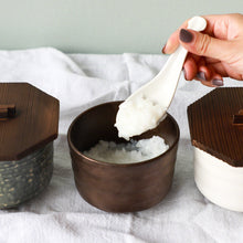 Charger l&#39;image dans la galerie, Ceramic Zen Metallic Brown Rice Bowl with Wooden Lid &amp; White Spoon Set
