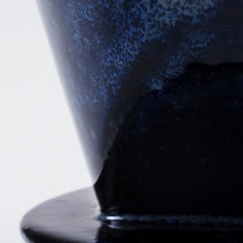 Lade das Bild in den Galerie-Viewer, Close-up of the glaze in the Asayu Japan Ceramic Coffee Dripper in dark navy blue..
