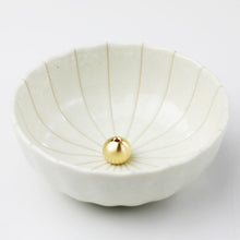 Lade das Bild in den Galerie-Viewer, Asayu Japan White Lotus Flower Incense Holder with brass stand
