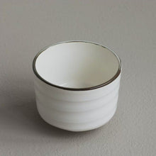 Charger et lire la vidéo dans la visionneuse de la Galerie, Ceramic White Rice Bowl with Wooden Lid &amp; White Spoon Set
