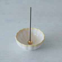 Cargar y reproducir el video en el visor de la galería, Video showing all sides of the Asayu Japan White and Yellow Mini Lotus Flower Ceramic Incense Holder
