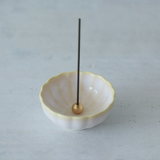 Video showing all sides of the Asayu Japan White and Yellow Mini Lotus Flower Ceramic Incense Holder