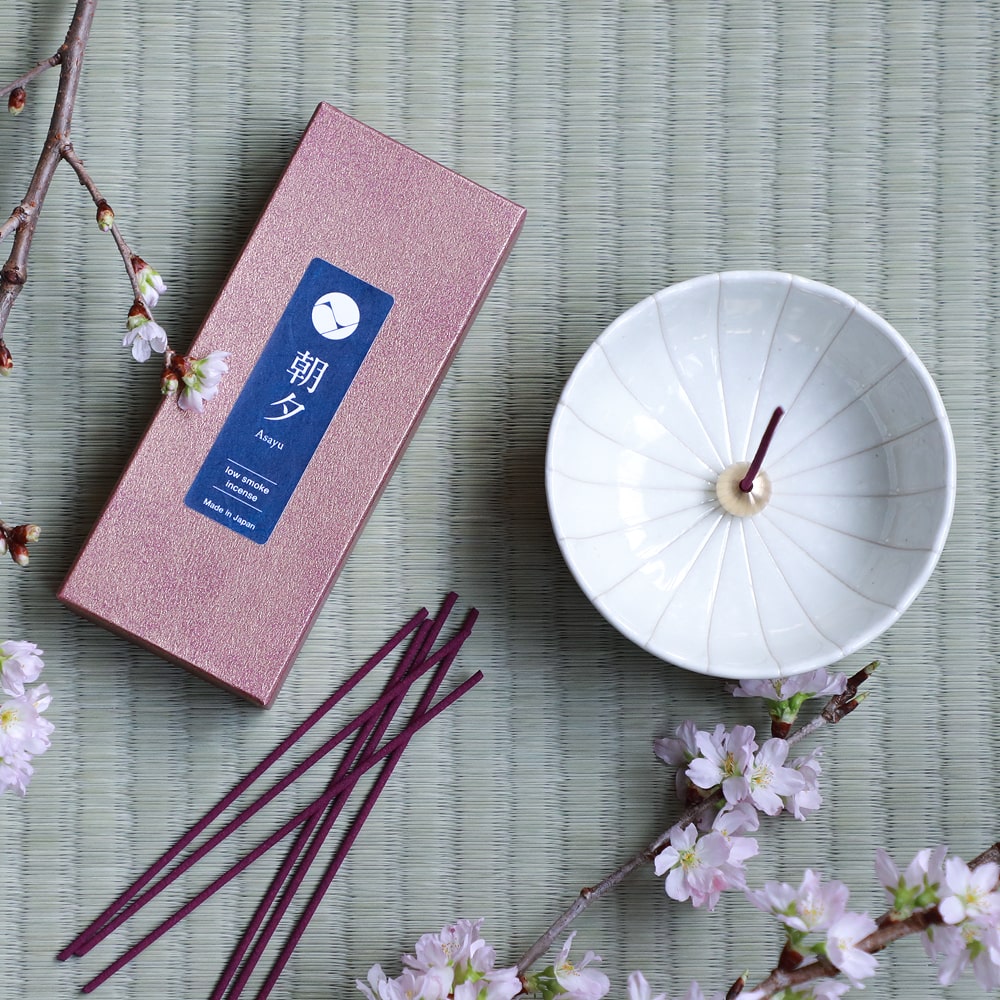 Bâtons d’encens faible fumée 40 g – Coffret senteurs Japon [Thé vert et fleur de cerisier sakura]