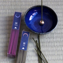 Cargar imagen en el visor de la galería, Low Smoke Incense Sticks 40g Japan Scent Set [ Green Tea and Sakura Cherry Blossom ]
