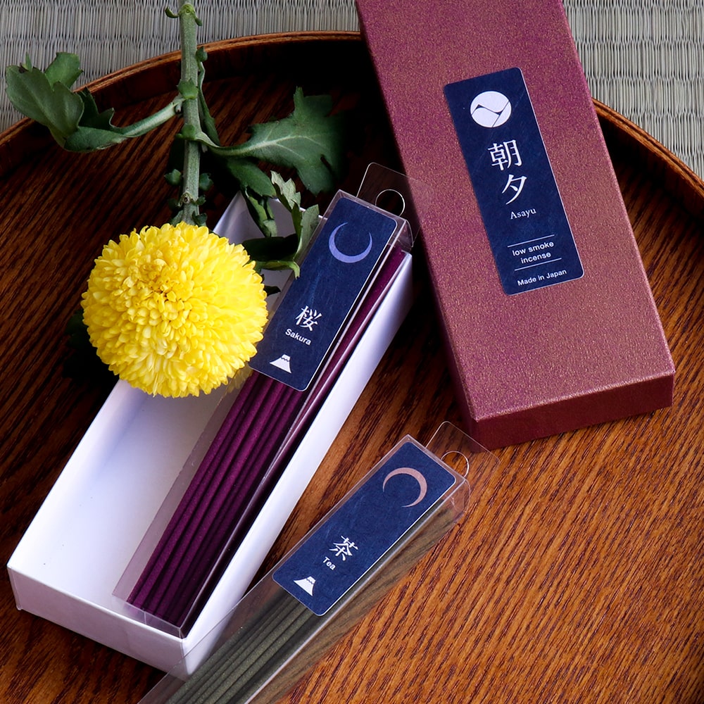 Bâtons d’encens faible fumée 40 g – Coffret senteurs Japon [Thé vert et fleur de cerisier sakura]