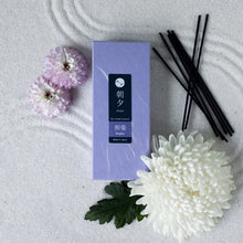 Cargar imagen en el visor de la galería, Box of Asayu Japan Wagiku Low Smoke Incense Sticks next to Chrysanthemum flowers in a zen sand tray
