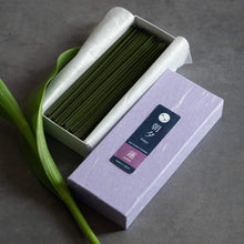 Lade das Bild in den Galerie-Viewer, Asayu Japan Lotus Low Smoke Incense Sticks open box with lotus flower
