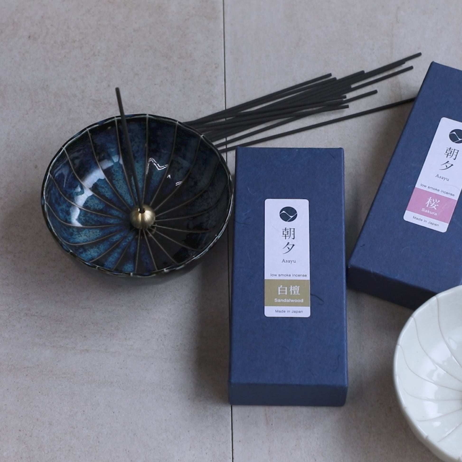 Low Smoke Incense Gift Set  [ Sakura Cherry Blossom Incense Sticks+ White Lotus Incense Holder ]