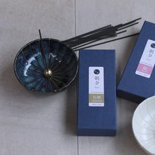 Charger et lire la vidéo dans la visionneuse de la Galerie, Low Smoke Incense Gift Set  [ Sakura Cherry Blossom Incense Sticks+ White Lotus Incense Holder ]
