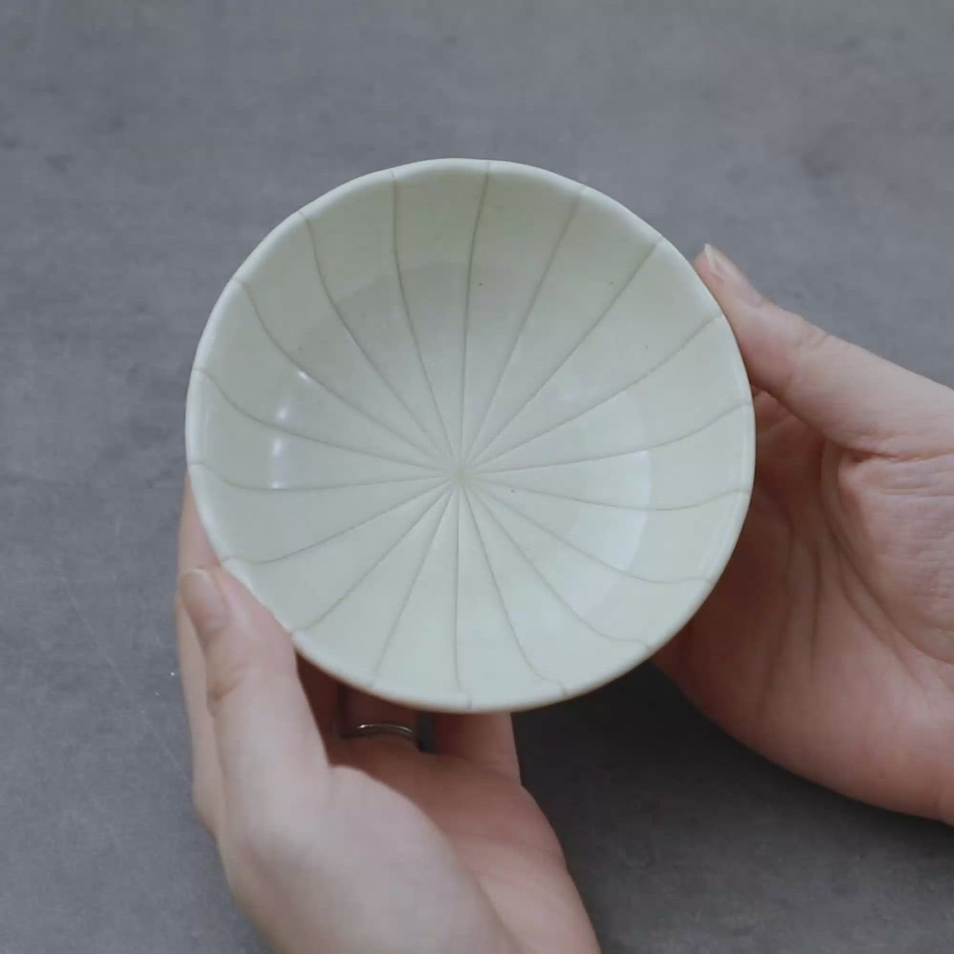 Video showing all sides of the Asayu Japan White Lotus Flower Ceramic Incense Holder