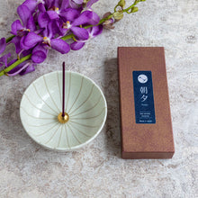 Charger l&#39;image dans la galerie, [ Free Shipping all over the US ]  100% Made in Japan Low Smoke Incense Gift Set [ Japan Set (Sakura &amp; Green Tea)  + White Lotus Incense Holder ] || Low Smoke Japanese Incense Sticks || Incense holder and burner stand || Incense for Yoga and Meditation
