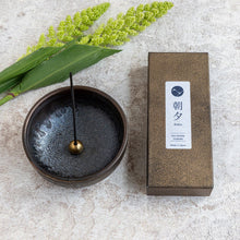 Lade das Bild in den Galerie-Viewer, [ Free Shipping all over the US ]  100% Made in Japan Low Smoke Incense Gift Set [ Zen Set (Japanese Garden &amp; Wagiku Chrysanthemum) + Zen Incense Holder ] || Low Smoke Japanese Incense Sticks || Incense holder and burner stand || Incense for Yoga and Meditation
